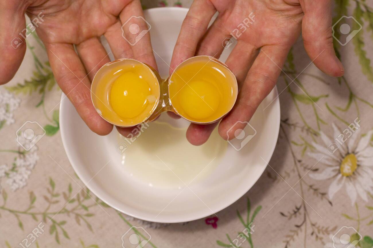 Qué significa cuando te sale un huevo con dos yemas 3 Huevo con dos yemas en mano