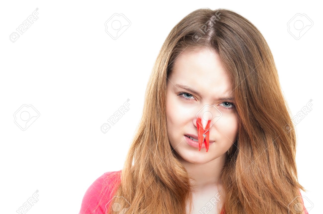 Persona con expresión de disgusto por olor