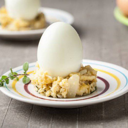 Huevos de gallina en un plato