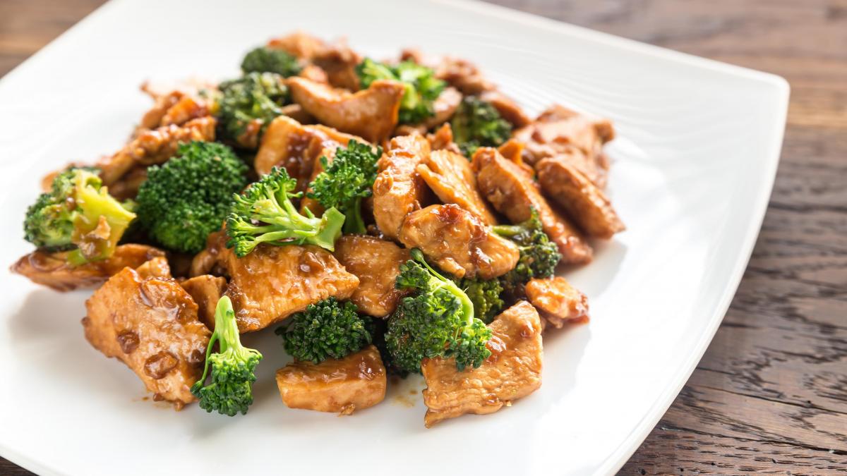 Pollo comparando peso con alimentos saludables