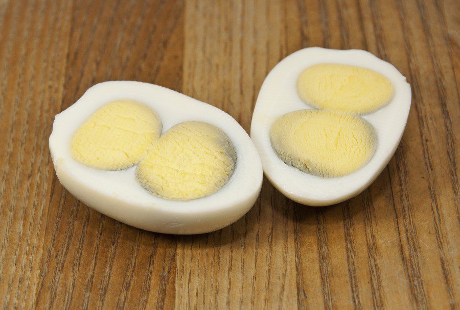 Qué significa cuando te sale un huevo con dos yemas 1 El motivo por el que es muy dificil encontrar huevos con dos yemas 1