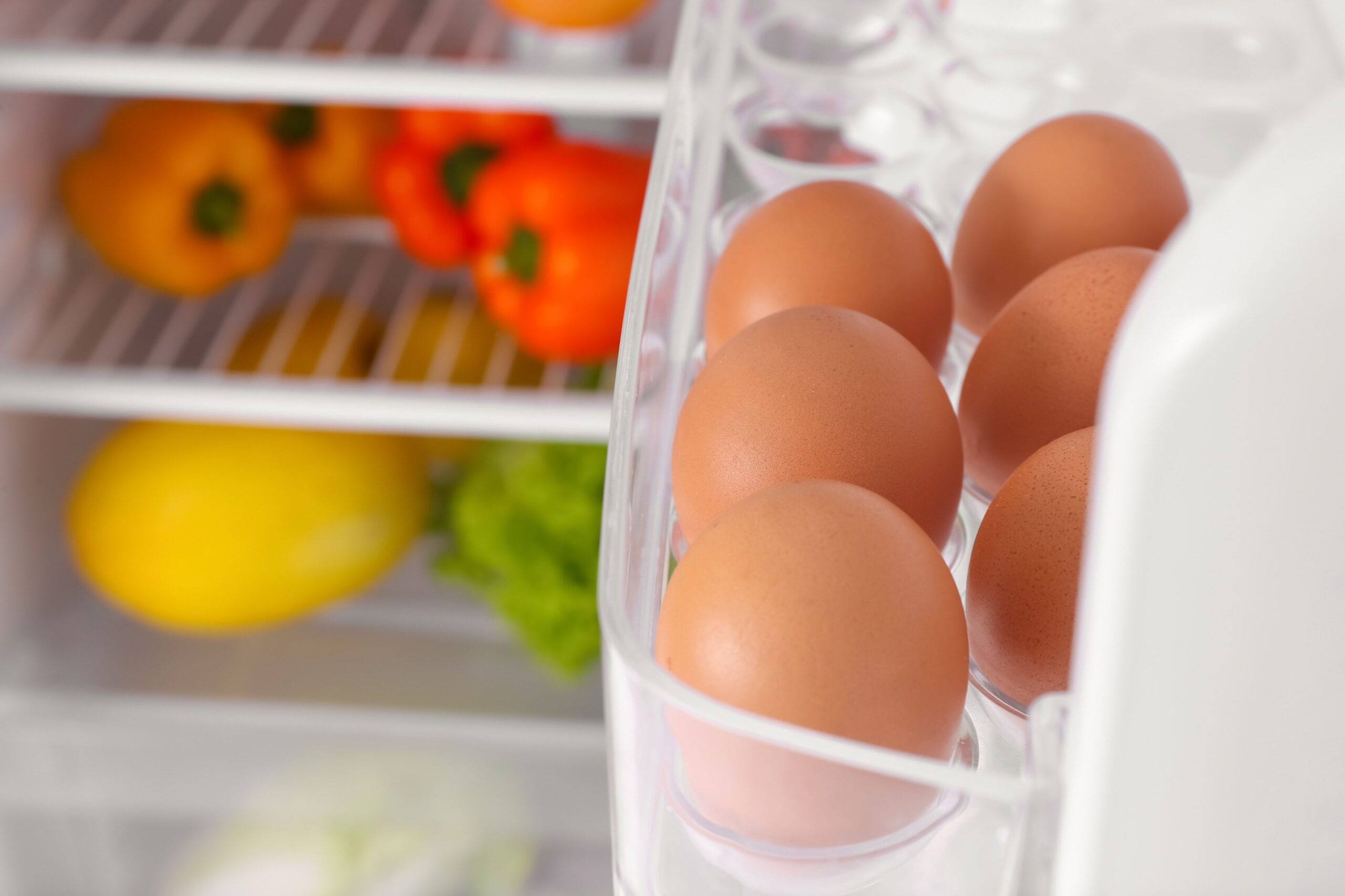 Huevos en caja de cartón en nevera