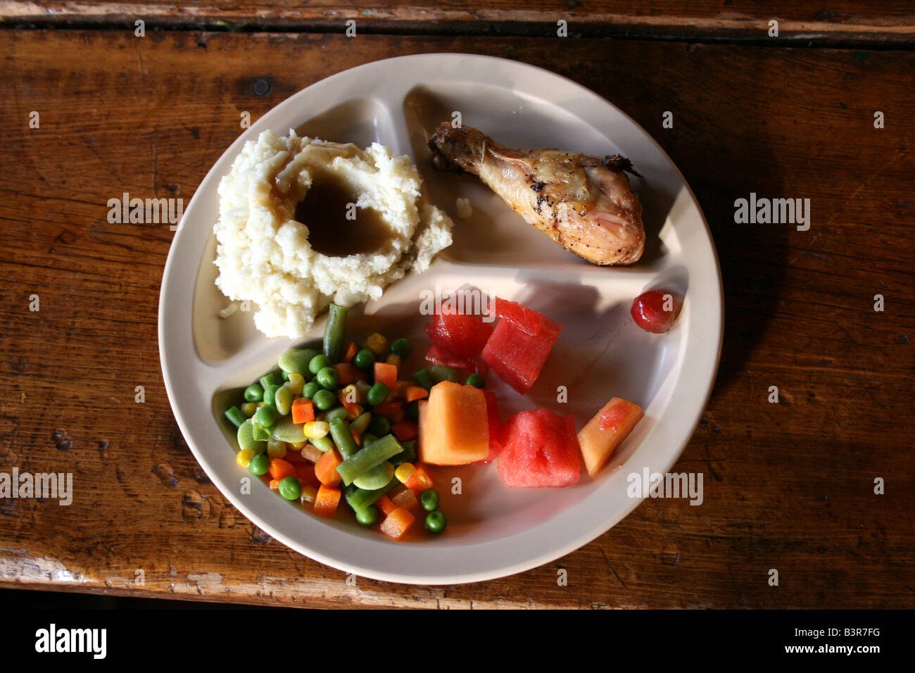 Cómo que le puedo dar a los pollos para que se le quite el canibalismo 2 Pollos comiendo una dieta balanceada juntos