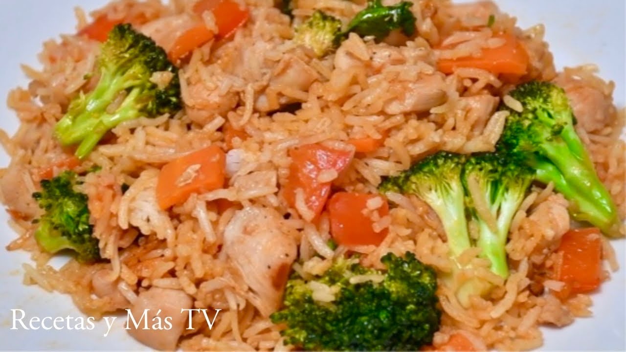 Plato de arroz con pollo saludable