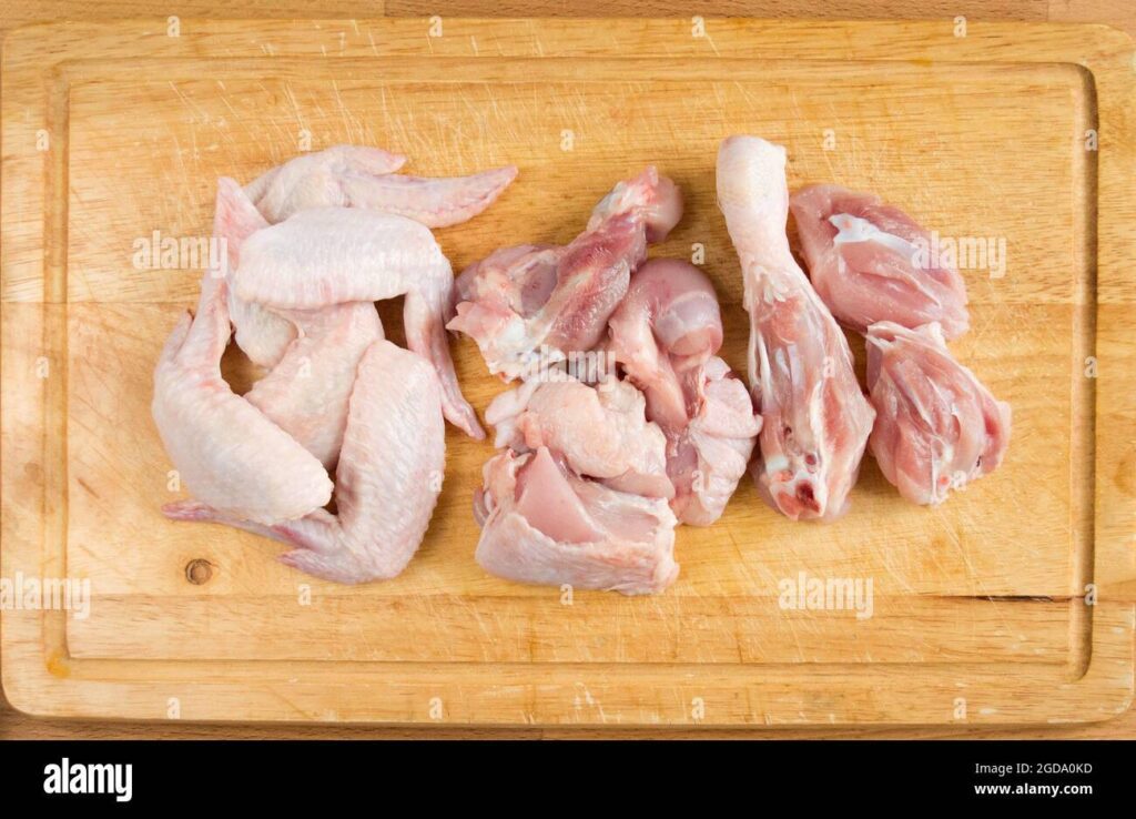 Cómo Calcular la Merma del Pollo: Guía Práctica 1 pollo cortado en trozos en una tabla de cortar 2gda0kd
