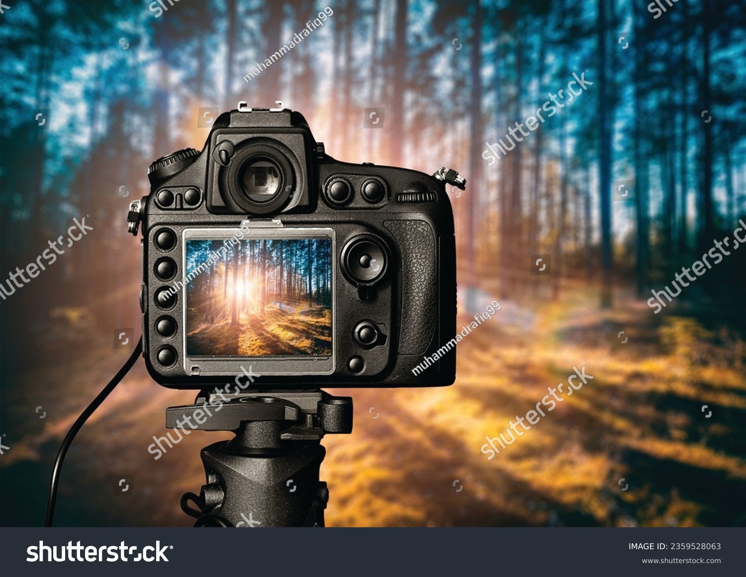 Lente teleobjetivo capturando paisaje montañoso al atardecer